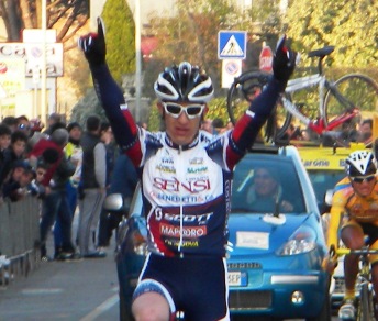 La vittoria di Matteo Mammini sul traguardo di Empoli © Cicloweb.it