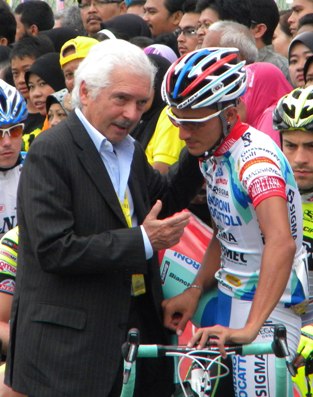 Gianni Savio dispensa consigli al giovane Monsalve © Cicloweb.it