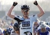 Nick Nuyens, primo a Waregem nella Dwars door Vlaanderen davanti a Geraint Thomas © www.nieuwsblad.be