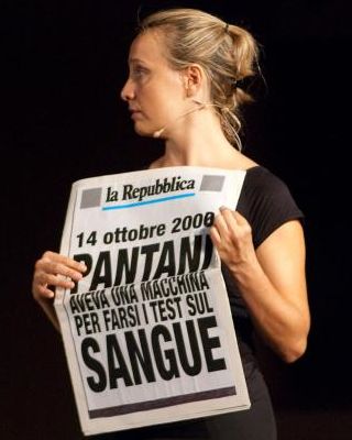 Un altro passaggio dello spettacolo teatrale "Marco Pantani, un campione fuori norma" © www.associazioneoverlord.it