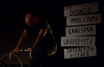 Un intenso momento dello spettacolo teatrale "Marco Pantani, un campione fuori norma" © www.associazioneoverlord.it