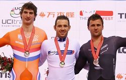 François Pervis tra l'olandese Hugo Haak e il neozelandese Simon Van Velthooven sul podio del Chilometro © Daylife.com-Getty Images