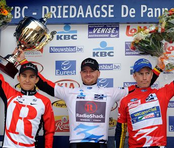 Sébastien Rosseler tra Michal Kwiatkowski e Lieuwe Westra sul podio della Tre Giorni di La Panne © Bettiniphoto