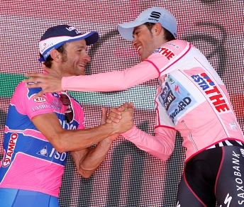 Michele Scarponi riceve da Alberto Contador i complimenti per il secondo posto al Giro d'Italia 2011 © Bettiniphoto
