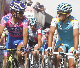 «Ma l'hai visto Contador?», pare dire Kreuziger a Scarponi © Bettiniphoto