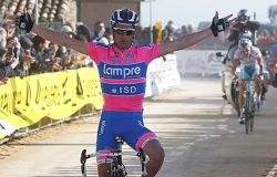 Michele Scarponi anticipa José Serpa sull'arrivo di Gesturi © Bettiniphoto