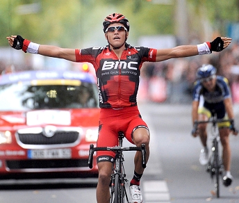 Greg Van Avermaet batte Marco Marcato, sullo sfondo, e vince la Parigi-Tours © Bettiniphoto