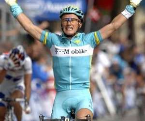 La grande, simbolica vittoria di Alexandre Vinokourov nell'ultima tappa del Tour de France 2005 © Bettiniphoto