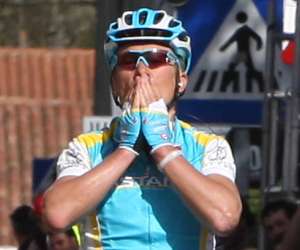 Vinokourov manda baci nel giorno della sua vittoria di tappa al Giro dei Paesi Baschi, a Zuia-Murgia © Bettiniphoto