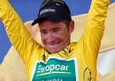 Thomas Voeckler gongola tutto vestito di giallo dopo la tappa di Saint-Flour © Bettiniphoto