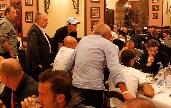 Un momento della «cena della concordia» con tra gli altri Angelo Zomegnan e Alberto Contador © Bettiniphoto