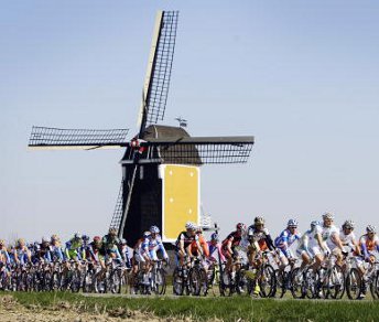 Il gruppo transita davanti ad un tipico mulino a vento olandese © sportlive.it