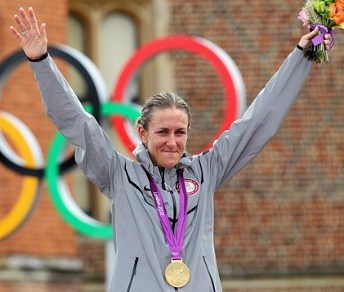 Kristin Armstrong premiata con l'oro dopo la cronometro © london2012.com