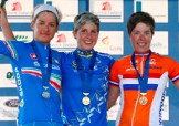 La Campionessa europea Evelyn Arys tra Barbara Guarischi (a sinistra) e Kim De Baat (a destra) © Ufficio Stampa FCI