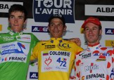 Le maglie del Tour de l'Avenir 2011 insieme a Bernard Hinault. Da sinistra, Romain Bardet, il vincitore Esteban Cháves e Garikoitz Bravo © tourdelavenir.com