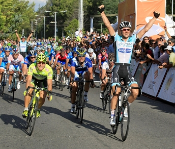 Tom Boonen batte Andrea Guardini nell'ultima tappa del Tour de San Luis © Bettiniphoto