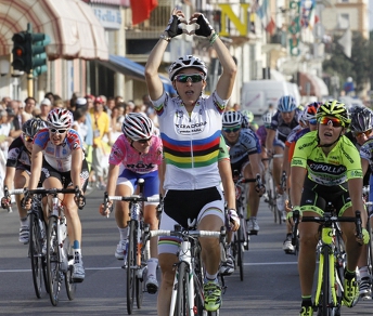 A Viareggio Giorgia Bronzini s'impone su Marta Tagliaferro e Giada Borgato © ciclismoblog.it