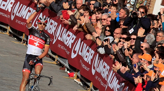In Piazza del Campo, a Siena, Fabian Cancellara dedica allo zio la vittoria nella Strade Bianche © Bettiniphoto