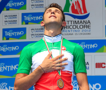Dario Cataldo durante l'inno d'Italia. Il tricolore a cronometro è suo © Bettiniphoto