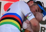 Un tenerissimo Mark Cavendish sul podio di Fano con la sua piccola Delilah © Bettiniphoto