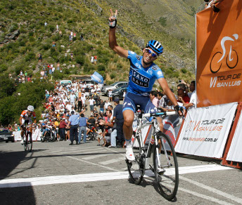 Sul Mirador del Sol Alberto Contador indica con le dita il numero di vittorie ottenute al Tour de San Luis, due © Bettiniphoto