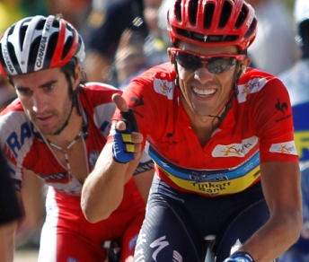 Alberto Contador giunge con Dani Moreno alla Bola del Mundo e può festeggiare la vittoria nella Vuelta © Bettiniphoto