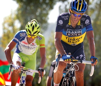 Alberto Contador al taglio del traguardo di Jaca, con Eros Capecchi a ruota © Bettiniphoto