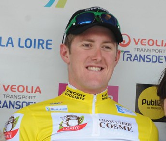 Luke Durbridge in maglia gialla festeggia la vittoria al Circuit Cycliste Sarthe © circuitcycliste.sarthe.com