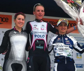 Simona Frapporti tra Chloe Hosking (a sinistra) e Valentina Bastianelli (a destra). L'atleta della Be Pink si aggiudica la quarta tappa della Route de France © Route de France
