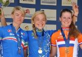 La Campionessa europea delle Juniores Lucy Garner tra la nostra Anna Stricker (a sinistra) e Kirsten Coppens (a destra) © zeeland2012.nl