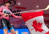 Ryder Hesjedal, il bastone da hockey su ghiaccio, la bandiera con la foglia d'acero: O Canada! © Bettiniphoto