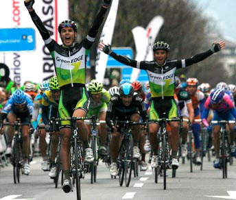Doppietta GreenEDGE nella seconda tappa del Giro dei Paesi Baschi: Daryl Impey su Allan Davis © cyclingweekly.co.uk