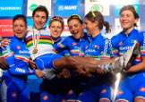 Giorgia Bronzini portata in trionfo dalle azzurre sul podio di Copenhagen dopo il secondo titolo iridato © Bettiniphoto