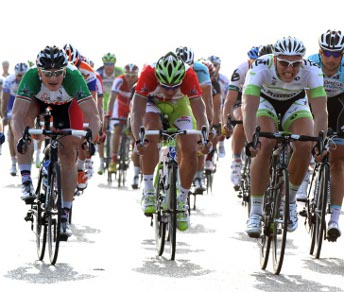 Marcel Kittel (a destra) batte André Greipel (sulla sinistra) e si aggiudica la terza tappa del Tour of Oman. In mezzo l'ex leader, Peter Sagan - Foto cyclingweekly.co.uk © Graham Watson