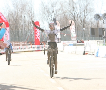 Eva Lechner esulta all'arrivo di Vadena: è lei la nuova Campionessa Italiana di Ciclocross © Ciclocross2012Bolzano.it - Roberto Defant