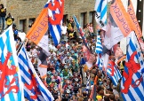 Le bandiere dei fans invadono il Saint-Nicolas al passaggio del gruppo © Photosport International