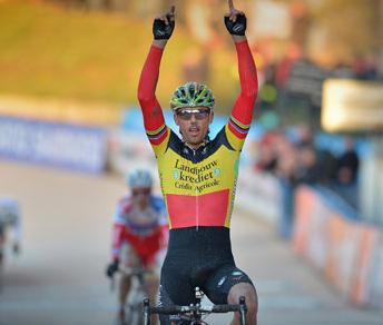 Sven Nys esulta nel mitico velodromo di Roubaix © Sport.be
