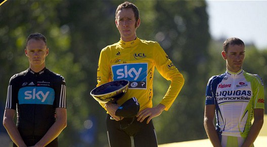 Il podio di Parigi con Wiggins in maglia gialla tra Froome (a sinistra) e Nibali (a destra) © telegraph.co.uk