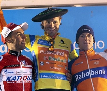 Samuel Sánchez sul podio finale della Vuelta al País Vasco tra Rodríguez e Mollema © Deia.com