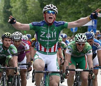 Diego Rosa sul podio del Giro del Friuli in maglia bianca - Foto Gabriele Menis