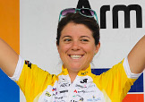 La statunitense Evelyn Stevens in maglia gialla festeggia la vittoria del Tour of New Zealand © hedwheels.blogspot.com