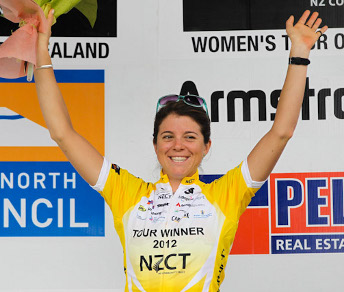 La statunitense Evelyn Stevens in maglia gialla festeggia la vittoria del Tour of New Zealand © hedwheels.blogspot.com
