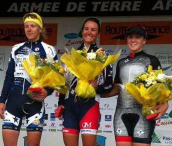 Il podio di giornata con Cherise Taylor tra Alona Andruk (a sinistra) e Chloe Hosking (a destra) © Route de France