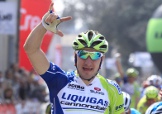 Elia Viviani si aggiudica in volata la prima semitappa della seconda frazione della Coppi e Bartali © Bettiniphoto