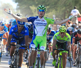 A Quines, sesta tappa del Tour de San Luis, prima vittoria di Elia Viviani, che si mette alle spalle J.J. Haedo ed Andrea Guardini © Bettiniphoto