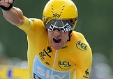 La giusta esultanza di Bradley Wiggins alla fine della crono di Chartres da lui vinta insieme al Tour 2012 © Bettiniphoto