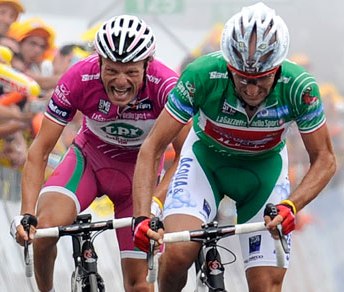 Danilo Di Luca e Stefano Garzelli sono diventati rispettivamente paonazzo e verde dalla rabbia per non poter partecipare al prossimo Giro d'Italia - Foto Sport.sky.it