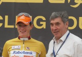 Kirsten Wild, vincitrice della prima tappa del Ladies Tour of Qatar, viene premiata con la maglia gialla da Eddy Merckx © Cicloweb.it - Foto Sebastiano Cipriani