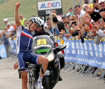 Julian Alaphilippe vince l'ultima tappa del Tour de l'Avenir a Plâteau des Glières mentre lo spagnolo Rubén Fernández Andujar porta a casa la maglia gialla © tourdelavenir.com