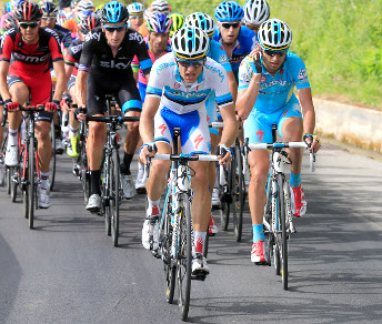 Il gruppo tirato dagli Astana di Nibali, con Hesjedal a ruota. Wiggins praticamente isolato © Bettiniphoto
